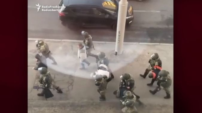 Video: V Bělorusku protestovali proti invazi. Policie zadržela stovky lidí